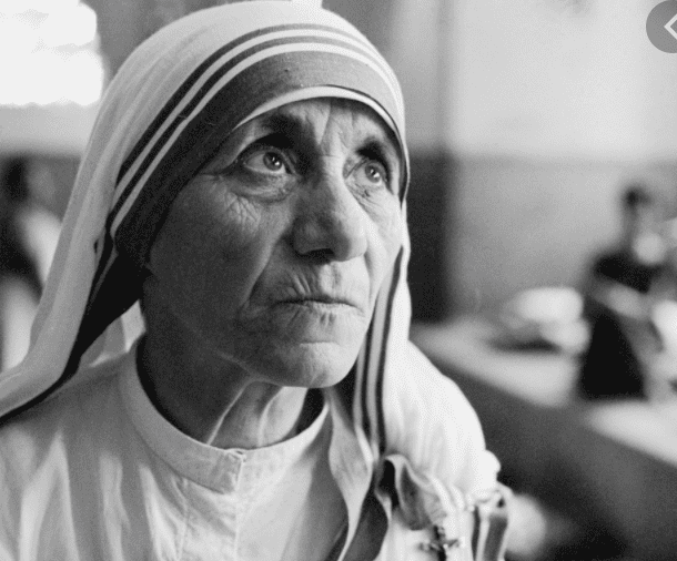 A black and white photo of Mother Tereas